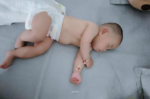 河南三个月宝宝抬头不稳